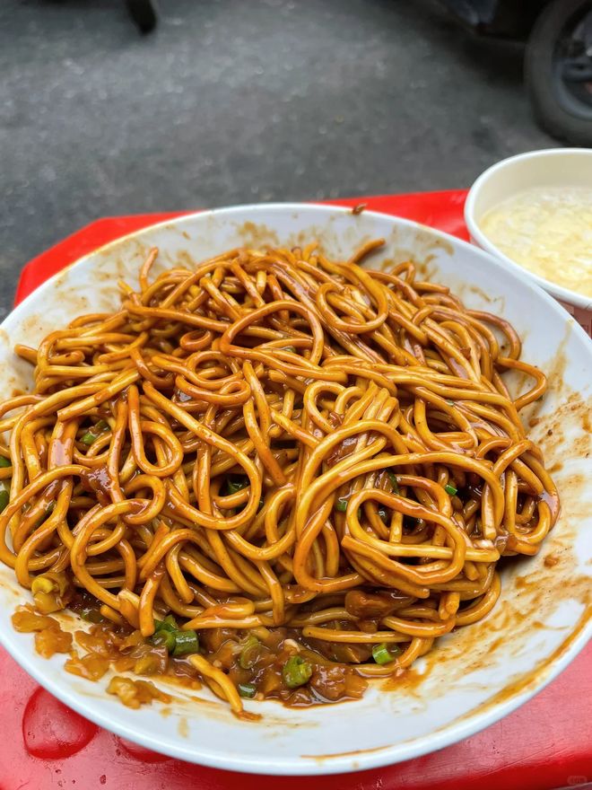 AG百家乐官网芝麻酱香面条筋道！武汉热干